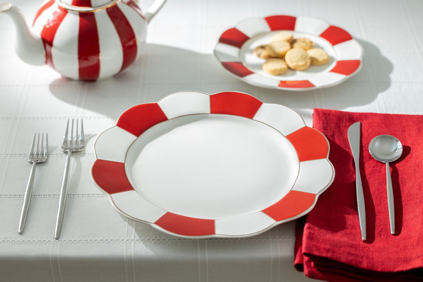 Red and White Scallop Fine Porcelain Dessert/Dinner Plate