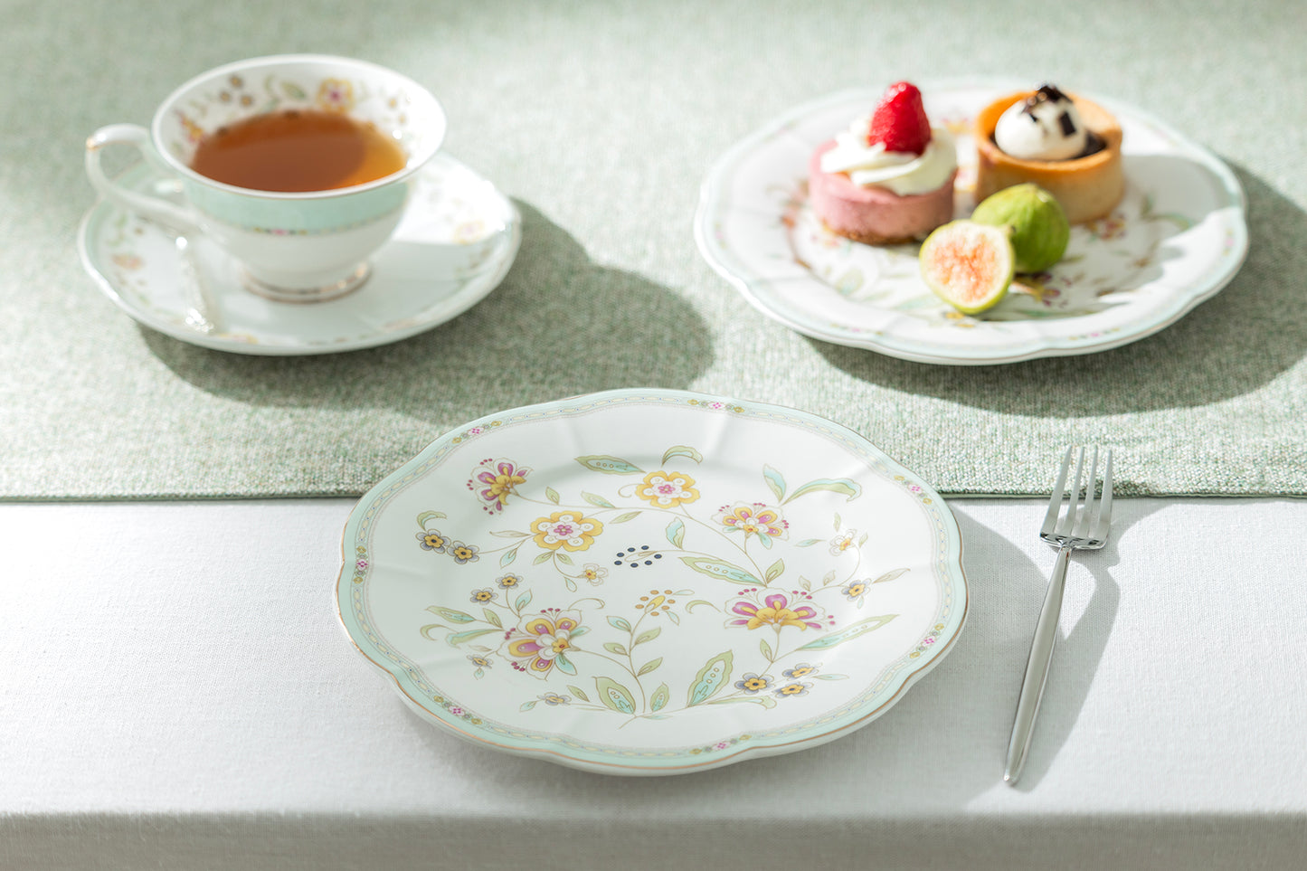 Yellow Corn Flowers with Mint Rim Fine Porcelain Dessert/Dinner Plate