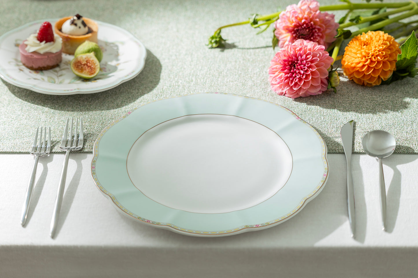 Yellow Corn Flowers with Mint Rim Fine Porcelain Dessert/Dinner Plate