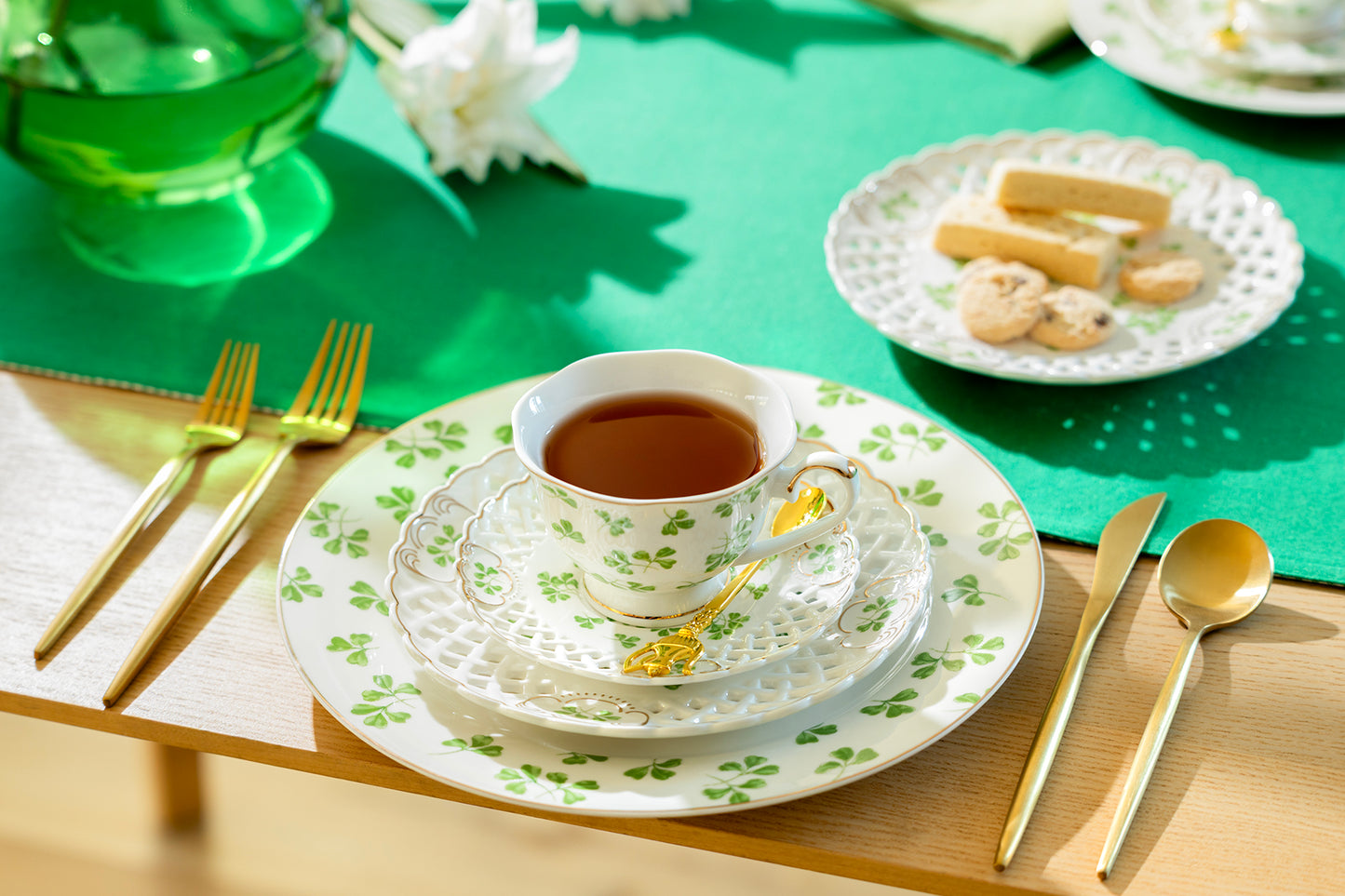 Shamrock Fine Porcelain Dessert/Dinner Plate